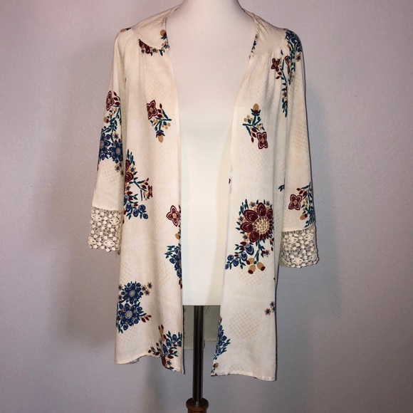 🆕 Floral Lace Kimono 🌟HOST PICK🌟 - Picture 4 of 6